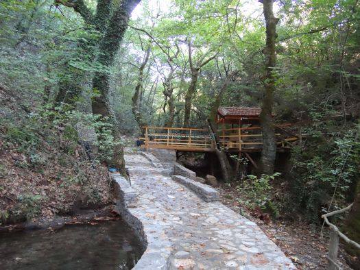 Κρύα Βρύση και προσκυνητάρι του Αγίου Κοσμάjpg